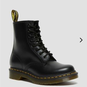Dr. Martens 1460 WOMEN'S SMOOTH LEATHER LACE UP BOOTS